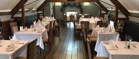 2 restaurants, breakfast, lunch, dinner served; British cuisine