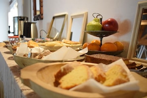 Breakfast buffet - Aires de San Lorenzo B&B (Villa San Lorenzo)
