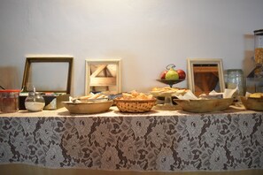 Free breakfast  - Aires de San Lorenzo B&B (Villa San Lorenzo)