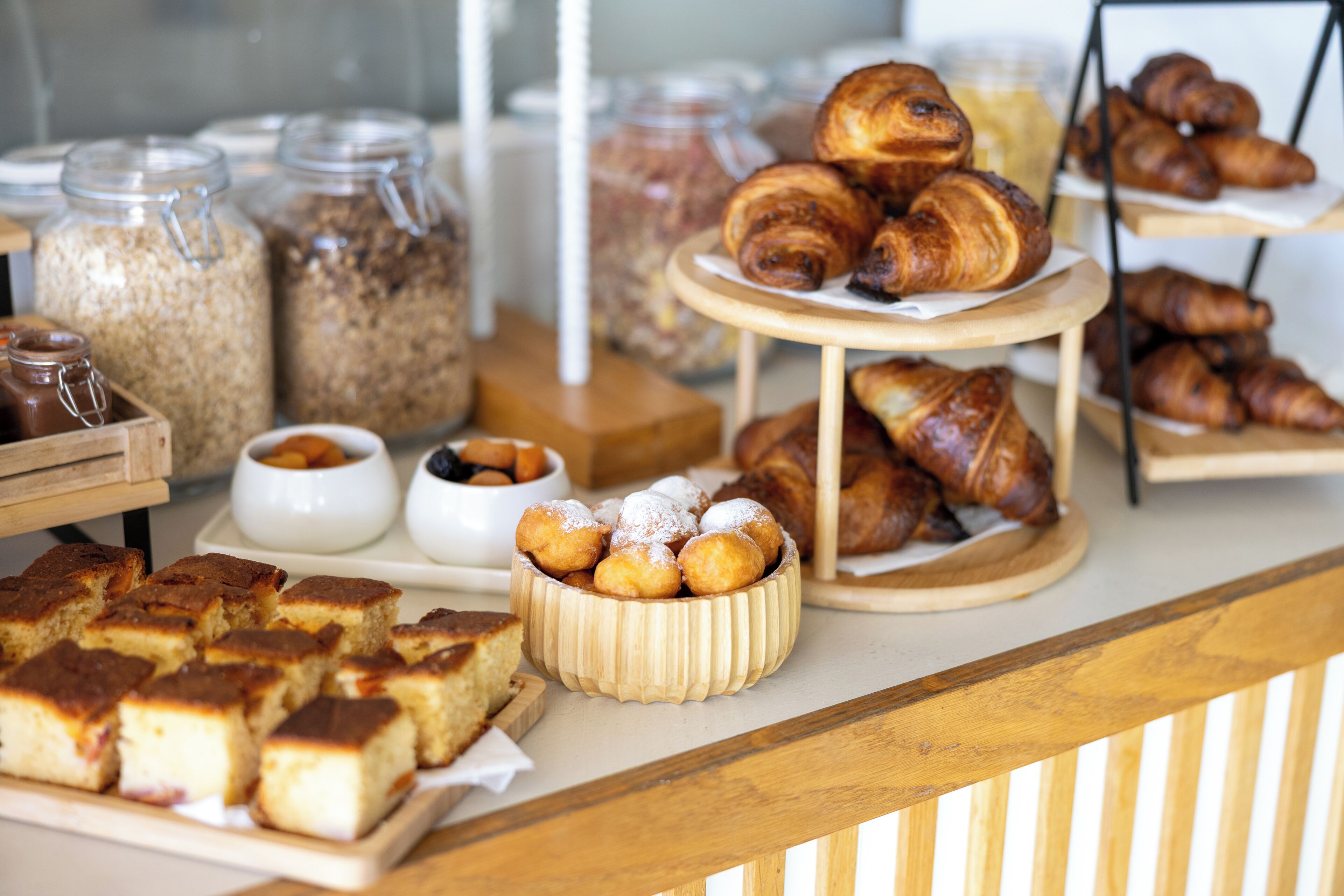 Ein reichhaltiges Frühstücksbuffet mit Backwaren, Brot und verschiedenen Speisen.