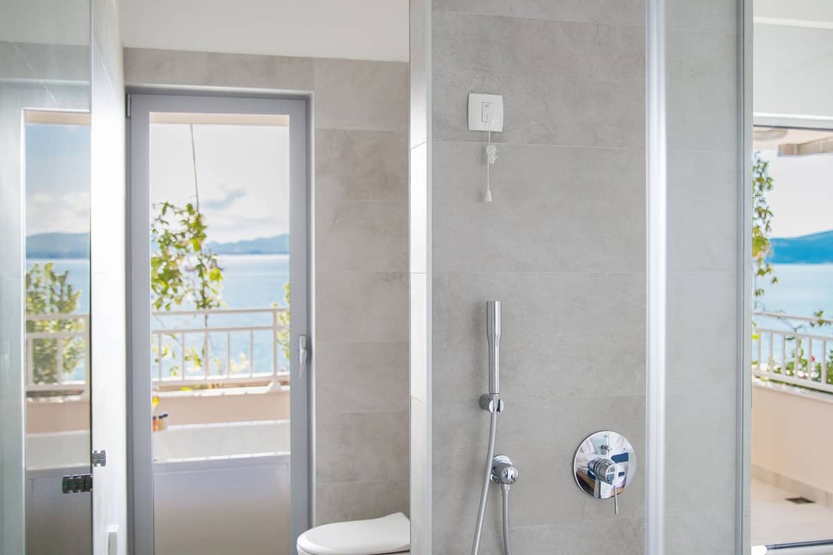 King Double Room, Balcony, Sea View | Badrum | Gratis toalettartiklar, hårtork, badrock och tofflor