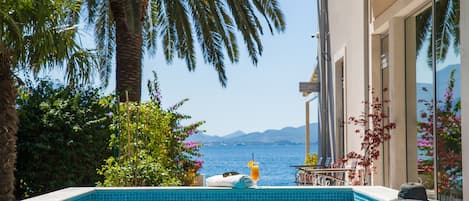 Una piscina al aire libre de temporada