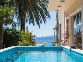 Piscina externa sazonal, guarda-sóis, espreguiçadeiras