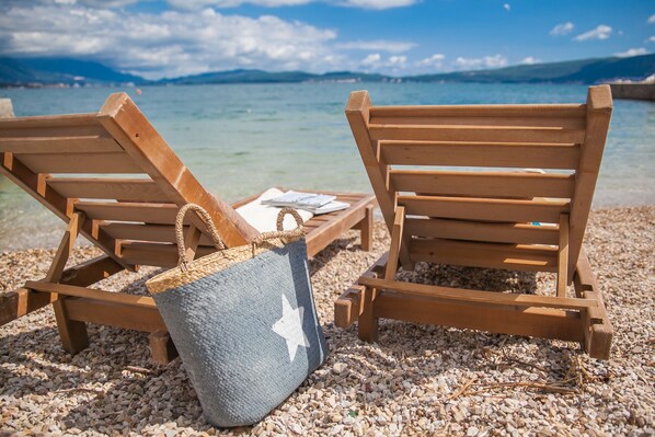 On the beach, sun loungers, beach umbrellas - Boutique Hotel Casa Del Mare - Blanche (Bijela)