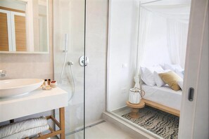 Deluxe-Doppelzimmer, Balkon, eingeschränkter Meerblick | Badezimmer | Designer-Toilettenartikel, Haartrockner, Bademäntel, Hausschuhe