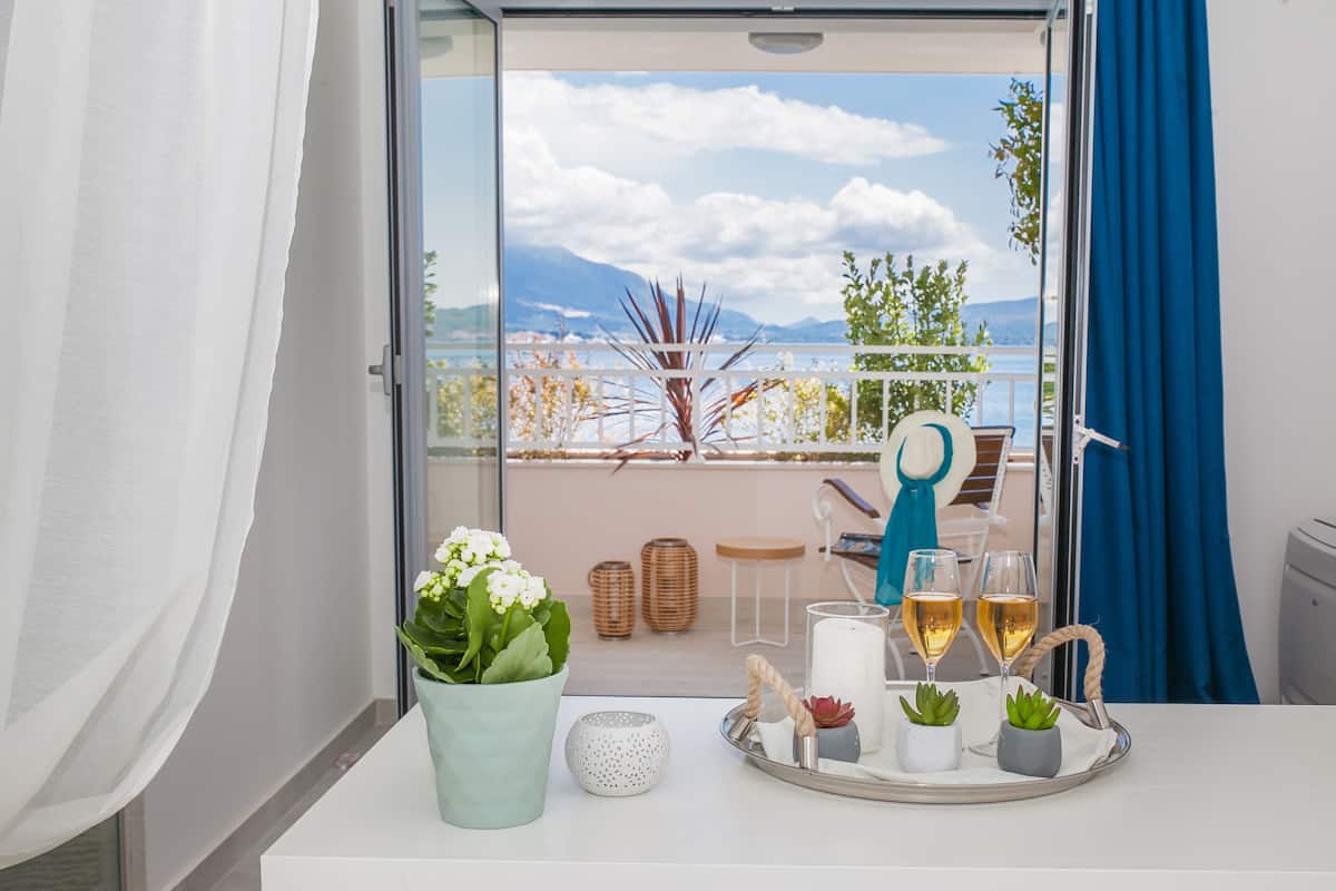 King Double Room, Balcony, Sea View | 1 sovrum, sängtillbehör av högsta kvalitet och minibar