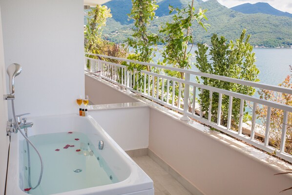 King Double Room, Balcony, Sea View | 발코니