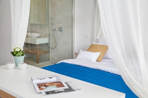 Kamar Double Deluks, balkon, pemandangan laut terbatas | Seprai premium, busa memori, minibar, dan brankas