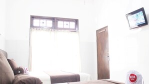 Desk, iron/ironing board (on request), free WiFi - NIDA Rooms Seturan Raya Tugu Jogja at Setra House (Depok)