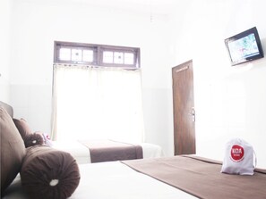 Desk, iron/ironing board, free WiFi - NIDA Rooms Seturan Raya Tugu Jogja at Setra House (Depok)