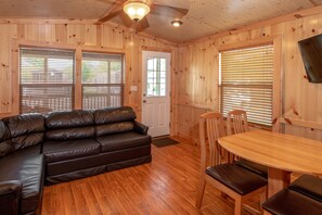 Cottage, 2 Bedrooms (1 queen bed, 1 bunk bed & 1 sofa) | Living room | Flat-screen TV - Sun Retreats Geneva on the Lake (Geneva)