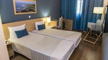 Zweibettzimmer | 1 Schlafzimmer, Minibar, Schreibtisch, Verdunkelungsvorhänge