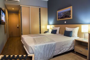 Twin Room | 1 bedroom, minibar, desk, blackout drapes