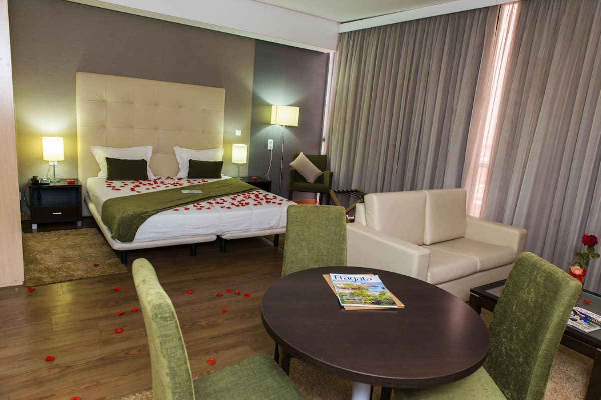 Suite | 1 slaapkamer, een minibar, een bureau, verduisterende gordijnen