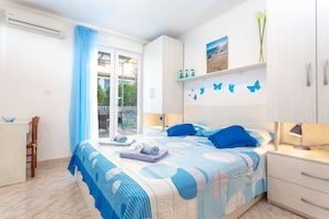 City Studio, Terrace | Individually decorated, individually furnished, desk, blackout curtains - Apartments Nona (Hvar)