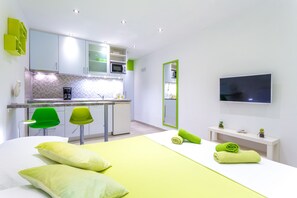 Estudio clásico | Decoración personalizada, muebles diferentes y escritorio 