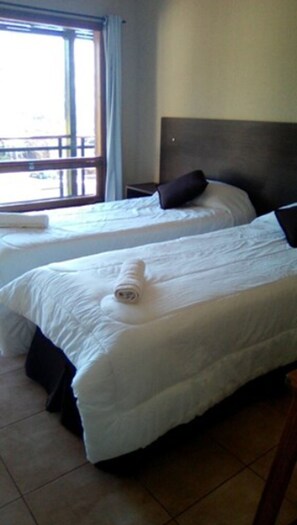 Een minibar, verduisterende gordijnen, gratis wifi, beddengoed