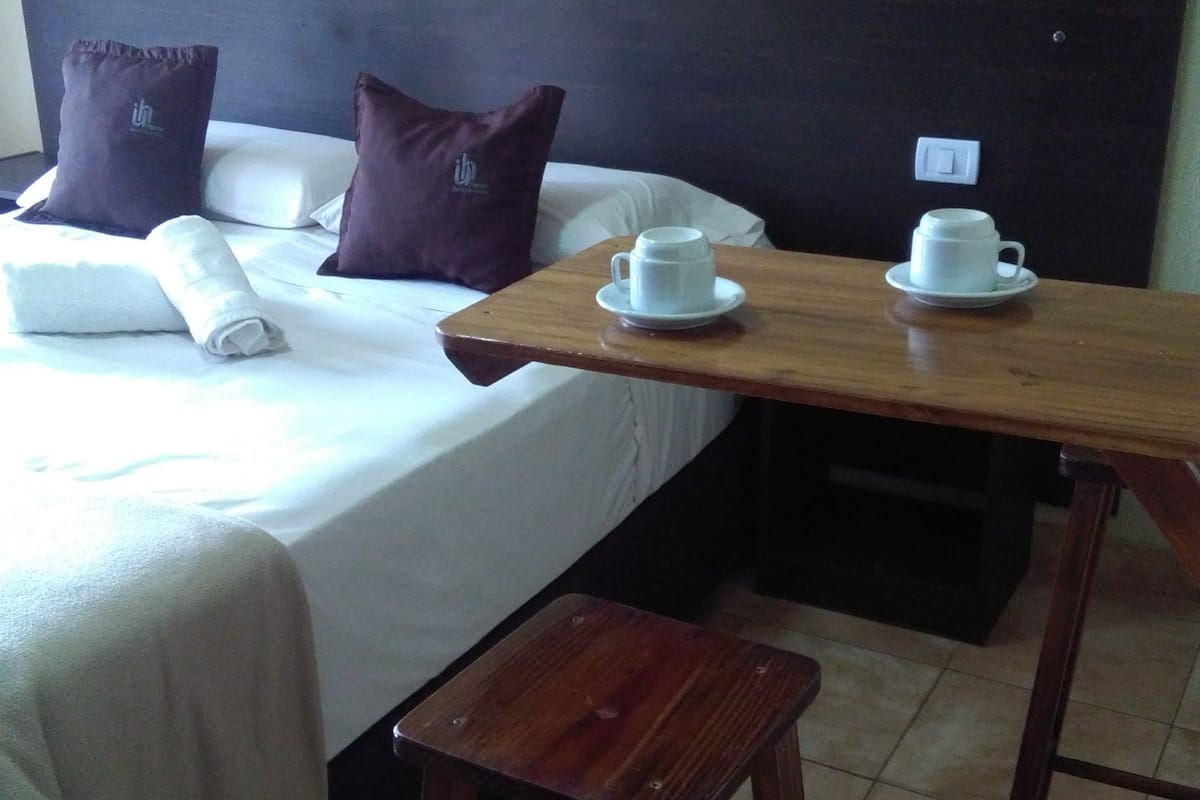 Minibar, cortinas blackout, wifi gratis y ropa de cama