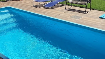 Piscina externa, funciona das 9h às 22h, espreguiçadeiras
