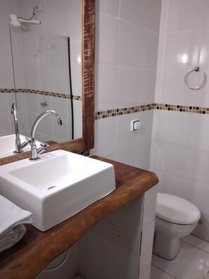 Quadruple Room | Bathroom | Shower, free toiletries, hair dryer, towels - Pousada Diamante (Bonito)