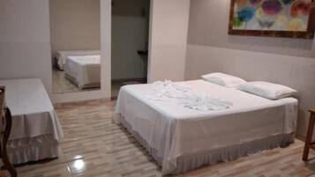 Frigobar, cortinas blackout, camas extras/dobráveis (sobretaxa)