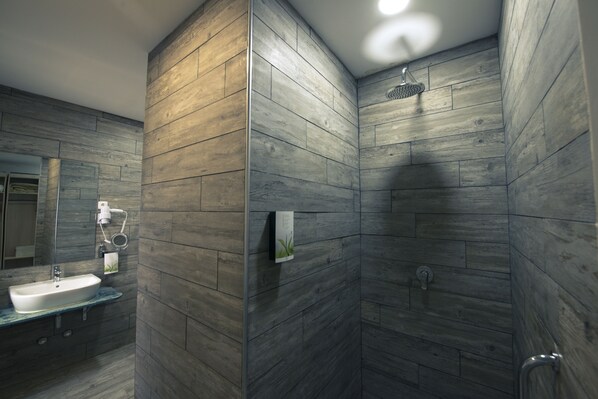 Chambre Premium, 2 lits une place | Douche de la salle de bain