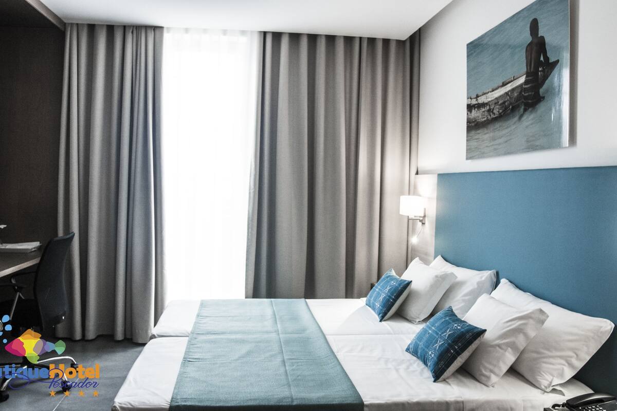 Habitación superior | Caja de seguridad en la habitación, escritorio y insonorización