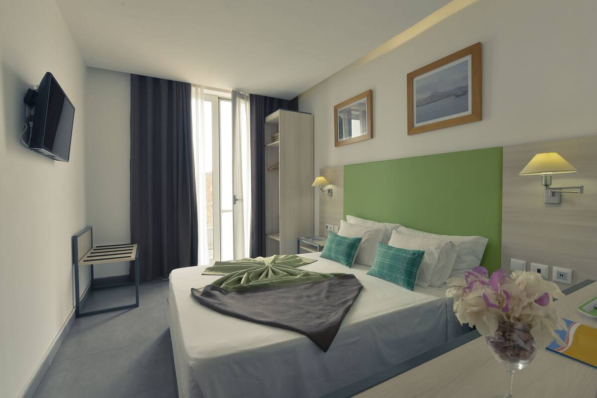 Habitación estándar, 1 cama Queen size | Caja de seguridad en la habitación, escritorio y insonorización