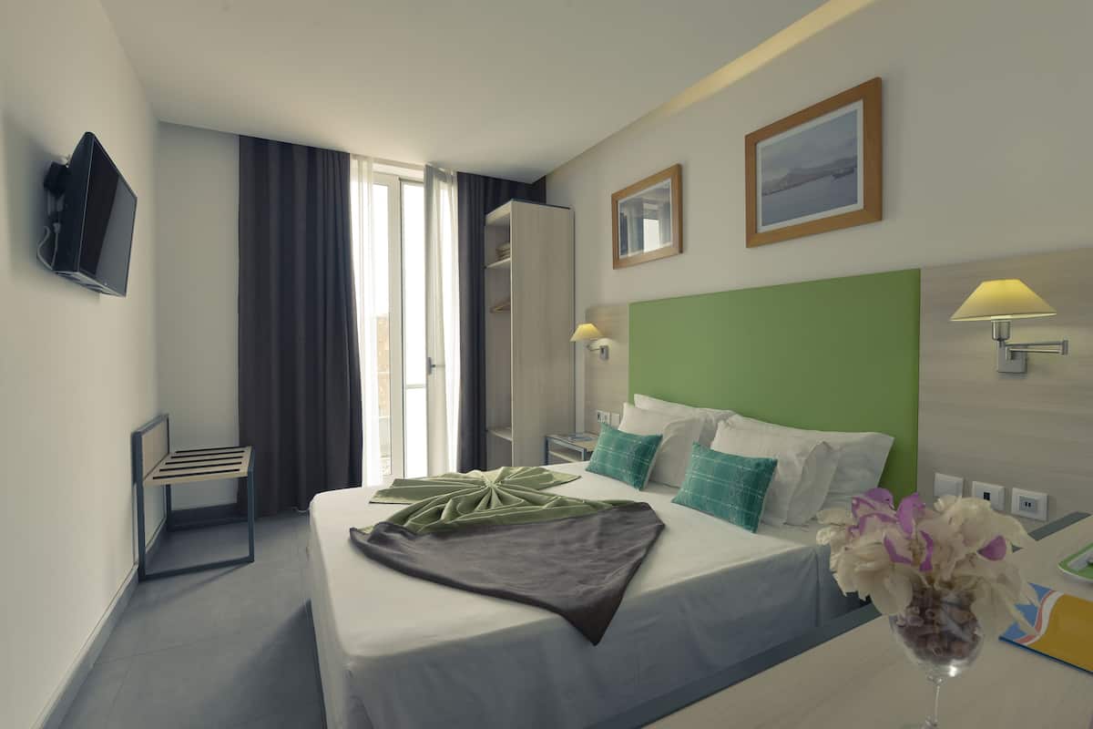 Standard Room, 1 Queen Bed | In-room safe, desk, soundproofing, iron/ironing board
