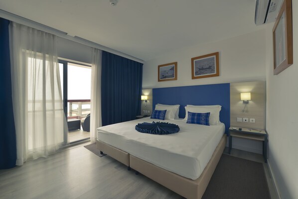 Chambre Prestige, 2 lits jumeaux | Coffre-fort, bureau, système d’insonorisation, fer et planche à repasser