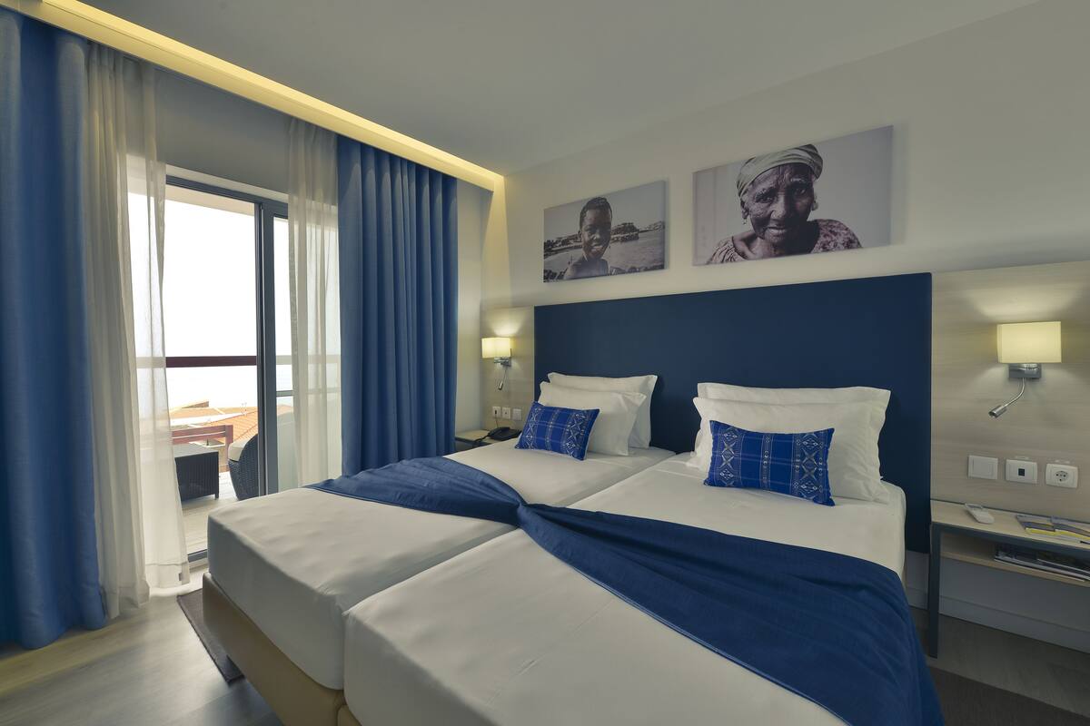 Habitación Premium, 2 camas individuales | Caja de seguridad en la habitación, escritorio y insonorización