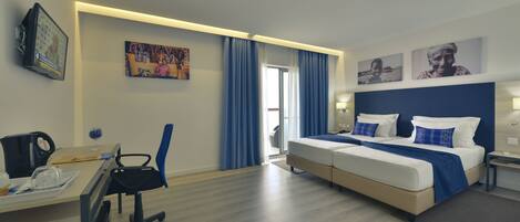 Premium kamer, 2 eenpersoonsbedden | Een kluis op de kamer, een bureau, geluiddichte muren