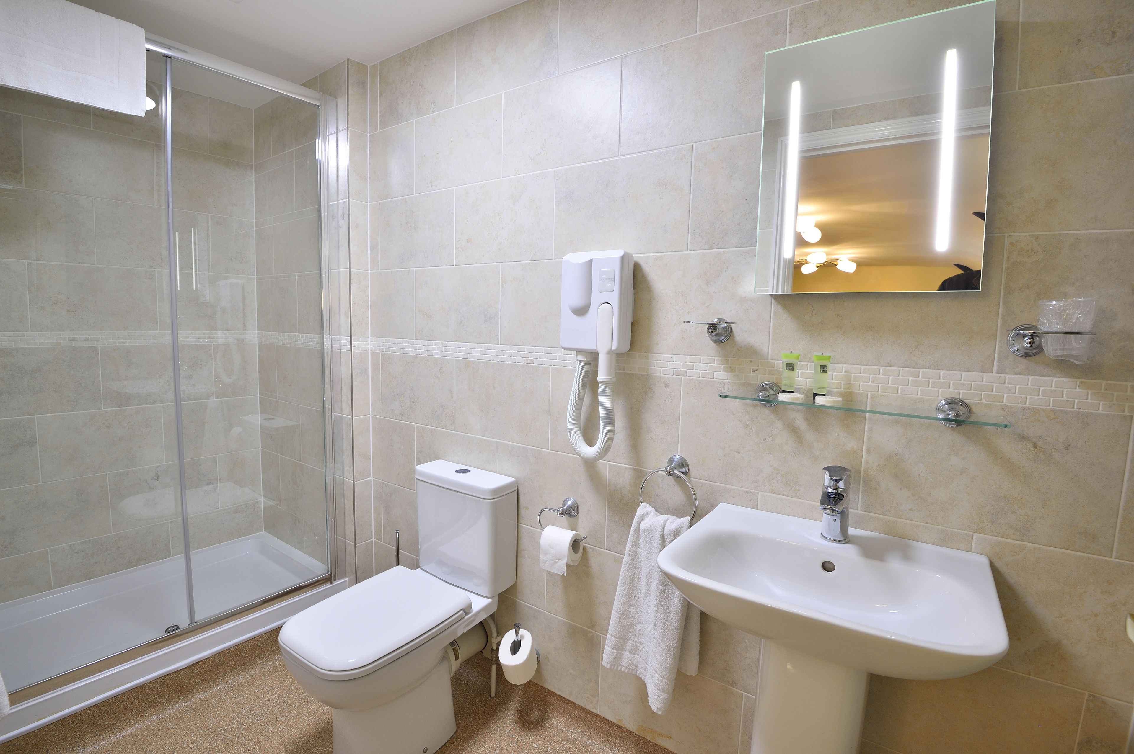 Superior Double Room | Bathroom | Combined shower/bathtub, free toiletries, hair dryer, towels