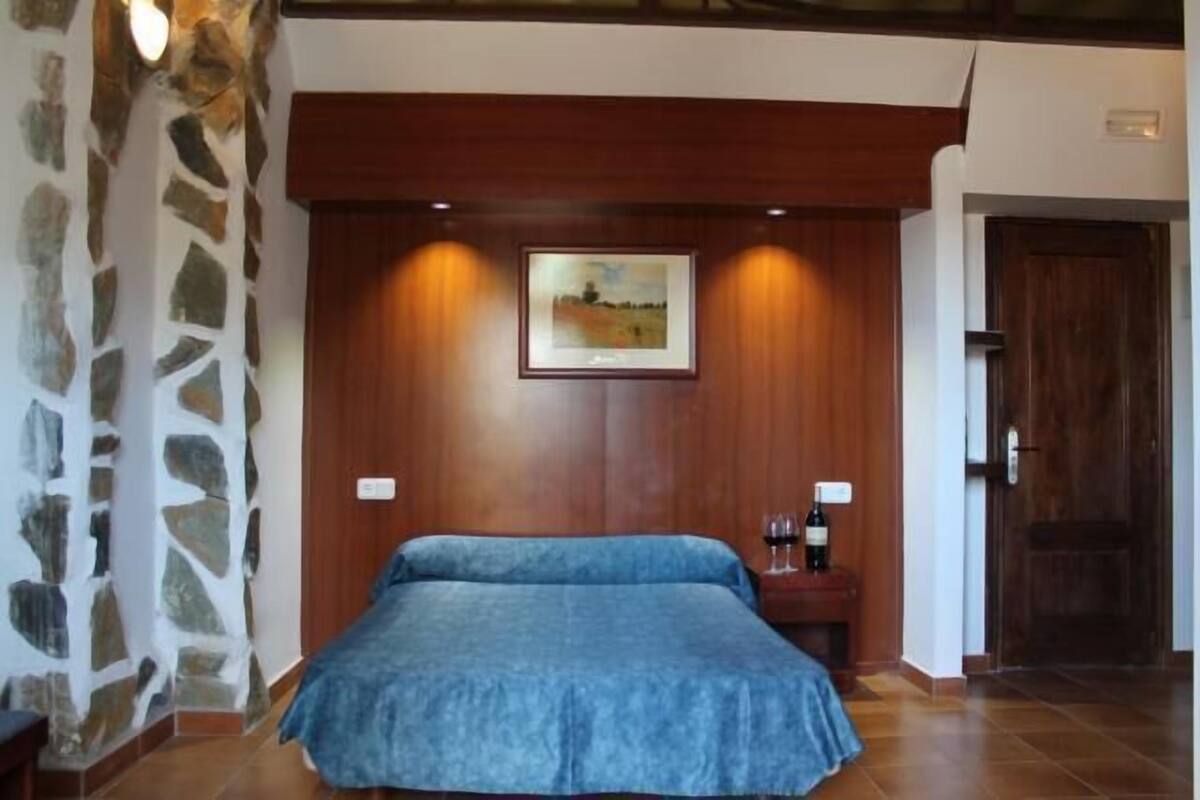 Escritorio, cunas gratuitas, wifi gratis y ropa de cama 