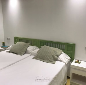 Escrivaninha, berços grátis, Wi-Fi de cortesia, roupa de cama