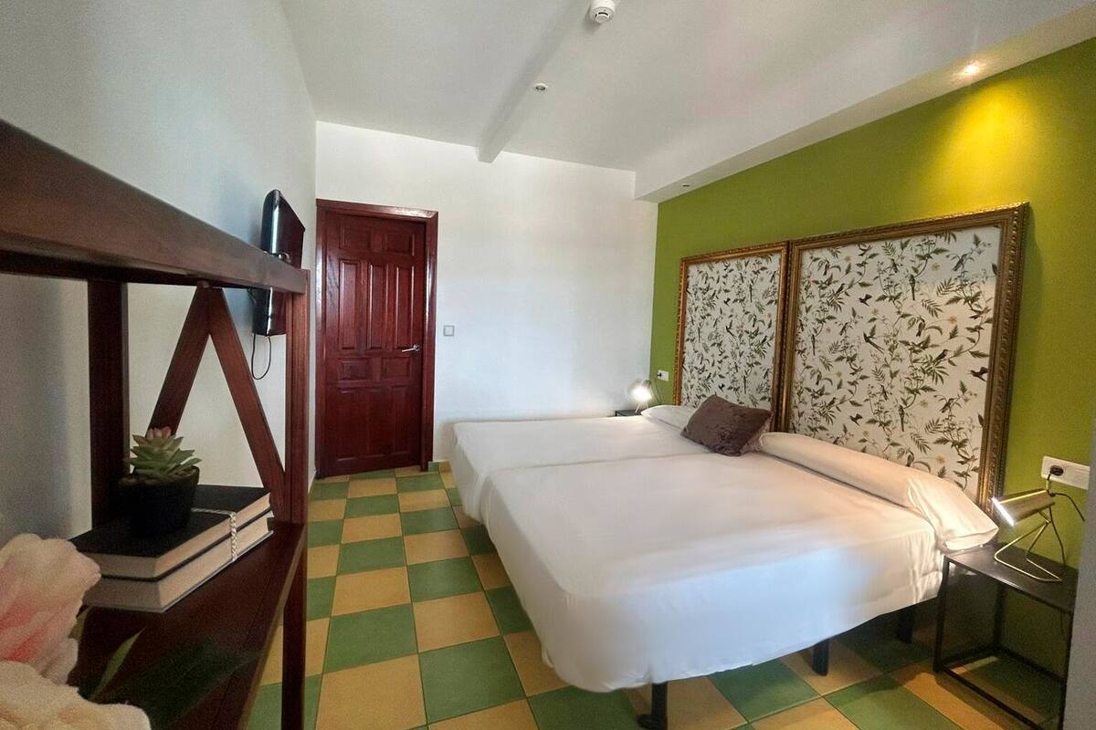 Escritorio, cunas gratuitas, wifi gratis y ropa de cama 
