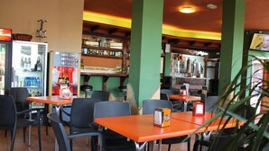 Bar (on property) - Leon Dormido Room & Apartments (Polop)