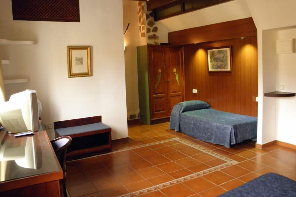 Habitación triple | Área de sala de estar | Televisión
