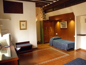 Triple Room | Living area | TV - Leon Dormido Room & Apartments (Polop)