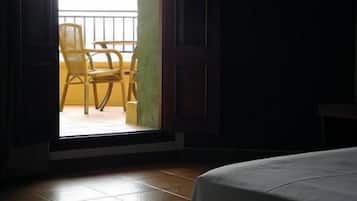 Chambre Double | Bureau, lits bébé (gratuits), Wi-Fi gratuit, draps fournis