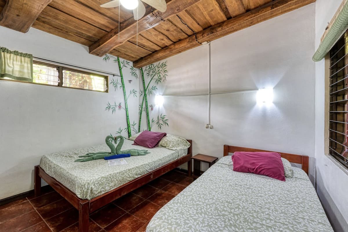 Cabaña clásica, vista al jardín, en el área del jardín | Caja de seguridad en la habitación y decoración personalizada
