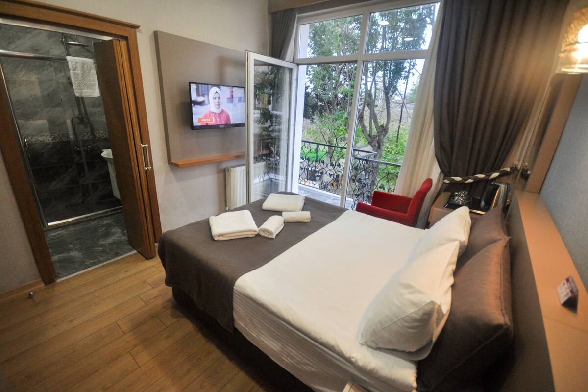 Double Room | Peralatan tempat tidur premium, bar mini, peti besi dalam bilik, meja