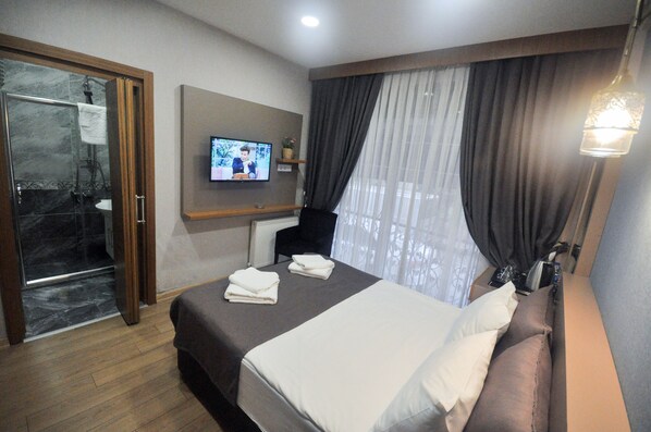 Double Room | Premium bedding, minibar, in-room safe, desk - Blue Inn Hotel (Istanbul)