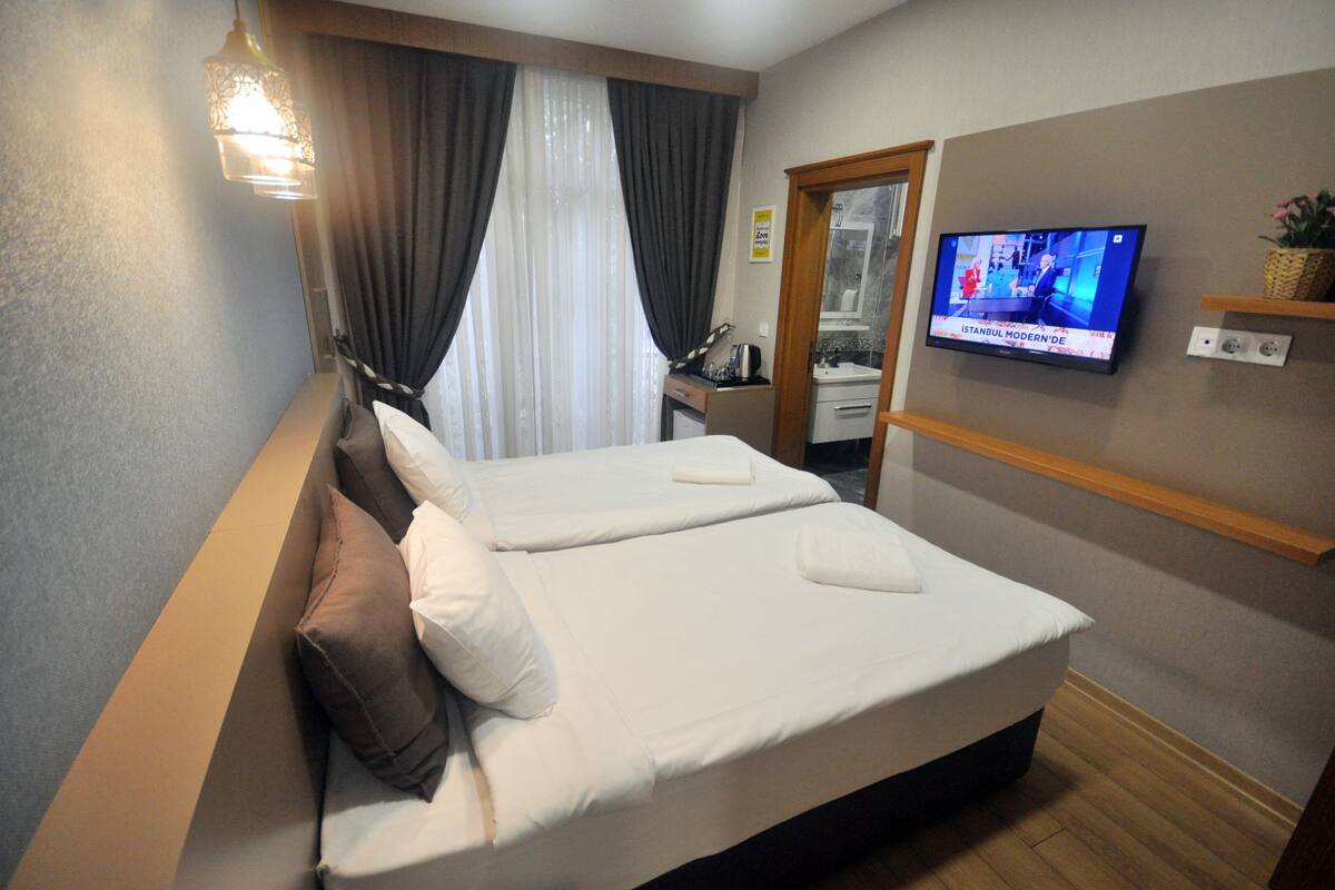 Twin Room | Peralatan tempat tidur premium, bar mini, peti besi dalam bilik, meja