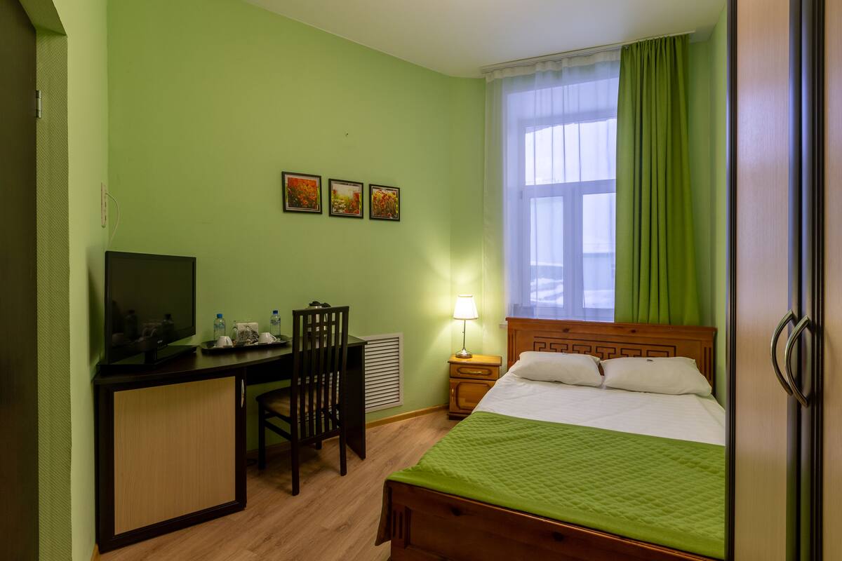 Habitación doble económica | Ropa de cama de alta calidad y caja de seguridad en la habitación