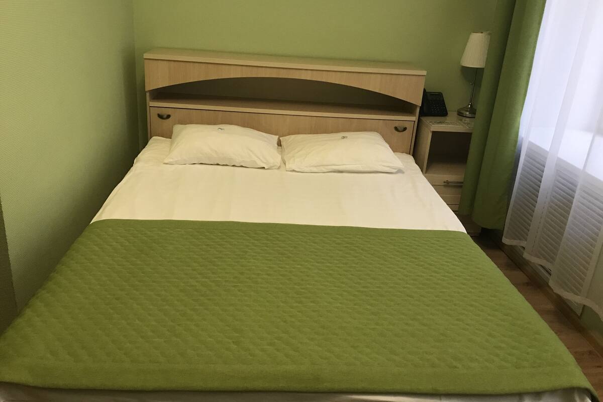 Habitación doble Confort | Ropa de cama de alta calidad y caja de seguridad en la habitación