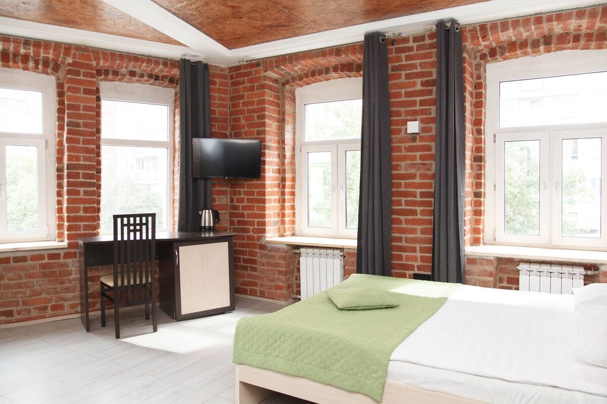 Ropa de cama de alta calidad y caja de seguridad en la habitación