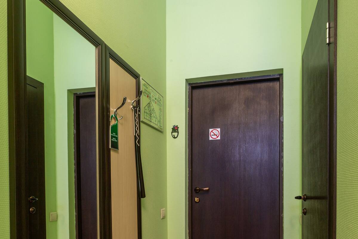 Habitación individual económica | Ropa de cama de alta calidad y caja de seguridad en la habitación