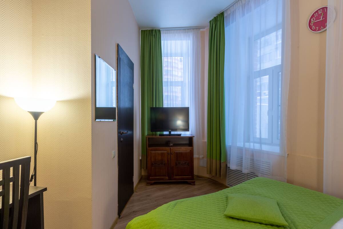 Habitación doble estándar | Ropa de cama de alta calidad y caja de seguridad en la habitación