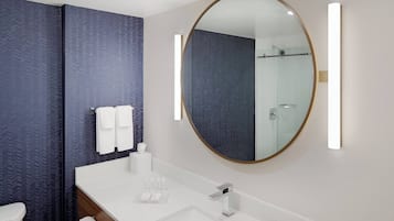 Combined shower/tub, hydromassage showerhead, free toiletries